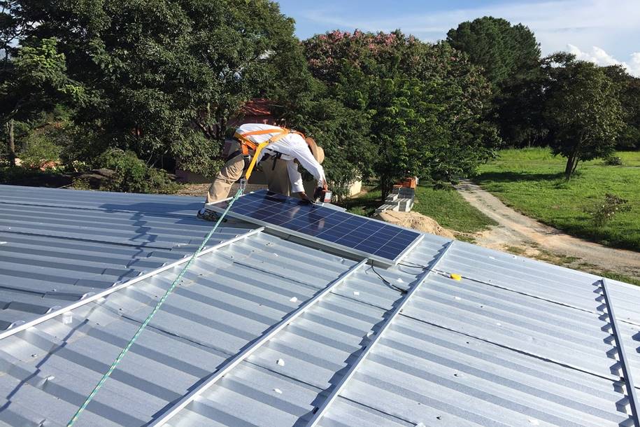 Descubra Como instalar paineis solares no telhado